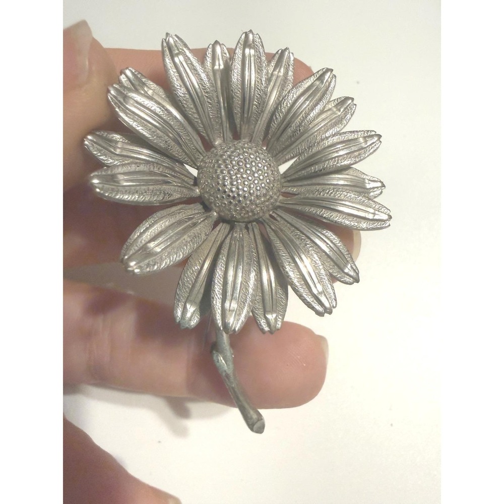 Lisner Silver Tone Daisy Flower Brooch Pin Textured Petal Floral Jewelry